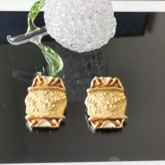 Vintage gold tone with enamel clip on earring - Picture 3 of 6